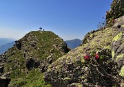 37 Salita con attenzione al torrione del Mincucco con croce (1832 m)